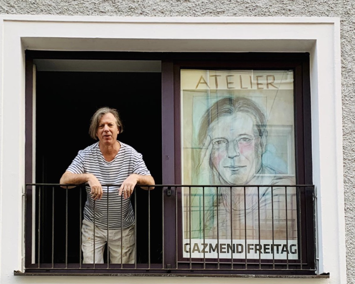 Gazmend Freitag am Fenster seines Ateliers in Linz, Österreich, 2020. © LINZA Magazin